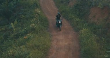 Ücretsiz Motosiklet binici/en iyi görünüm serin seyahat tropikal ada yolda - ağır çekimde video onun chopper motosiklet sürüş