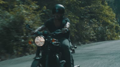 Serin seyahat sırasında yaz günü - ağır çekimde video yeşil ağaçlar arka plan manzaralı tropik ada yolda onun chopper motosiklet sürüş ücretsiz Motosiklet binici/yandan görünüm