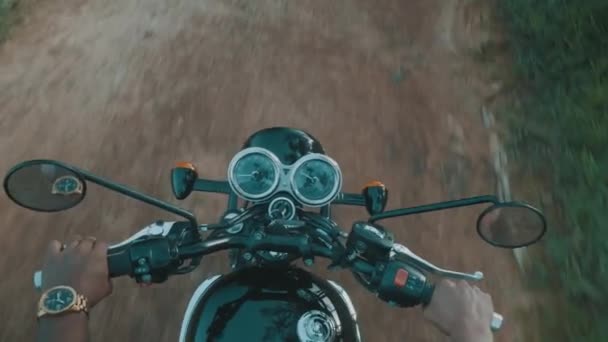 Pembalap Sepeda Motor Gratis Orang Pertama Yang Melihat Pelancong Mengendarai — Stok Video