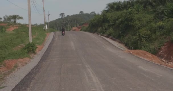 Wolna Motocykl Rider Widok Tyłu Fajne Traveler Jazdy Jego Motocykl — Wideo stockowe