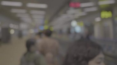 Havaalanındaki insan siluetleri / siluetleri yolcu havaalanında hızı üzerinde yürüme yürümek yürüyen merdiven