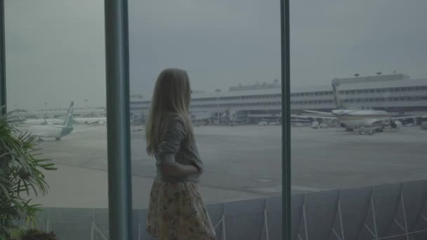 Kobieta Telefonu Komórkowego Lotnisku Kobieta Rozmawia Przez Telefon Komórkowy Lotnisku — Wideo stockowe