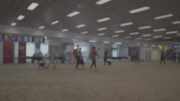 Havaalanındaki Insan Siluetleri Siluetleri Havaalanında Yolcuların Yürüyüş — Stok video