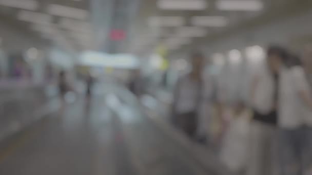 Silhuetas Pessoas Aeroporto Silhuetas Passageiros Aeroporto Andando Escada Rolante Velocidade — Vídeo de Stock