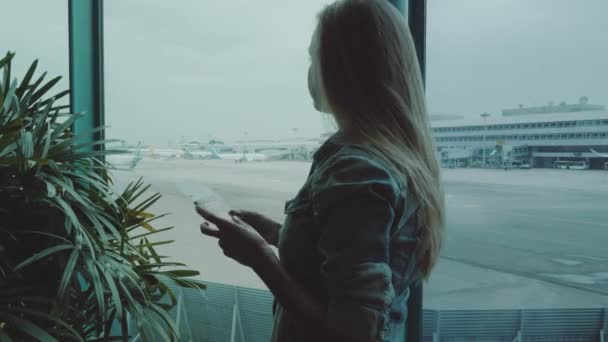 Mujer Aeropuerto Mujer Mirando Por Ventana Mientras Está Pie Con — Vídeos de Stock