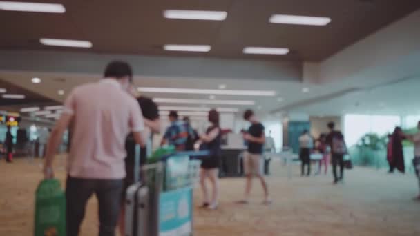 Emberek Repülőtéren Sziluettek Sziluettek Reptéri Utasokat Szállító Táskák Poggyász Kocsik — Stock videók