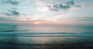 Günbatımı Bali Adası / hava hava görünümünü robot günbatımı görünümünü okyanus sahil, deniz, plaj, gökyüzü, bulutlar üzerinde. Günbatımı Bali, Endonezya Adası