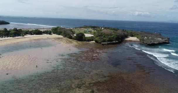 鸟瞰在巴厘岛 印度尼西亚的迷人的海岸景观 令人惊叹的沿海景观在巴厘岛 印度尼西亚 在东南亚巴厘岛 Mengiat 海滩场景的无人机拍摄 — 图库视频影像