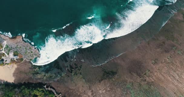 Luchtfoto Van Prachtige Kliffen Golven Luchtfoto Top View Van Prachtige — Stockvideo