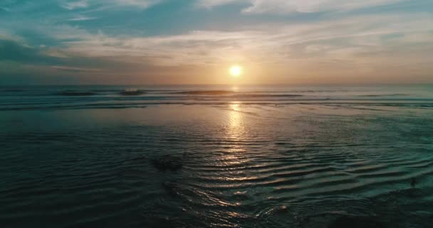 バリ島で夕日の空撮はドローン海の海岸 ビーチ 雲に夕日のビューです バリ島 インドネシアの島の夕日 — ストック動画