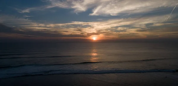 Antenowe Drone Widok Zachód Słońca Wybrzeżu Oceanu Morze Plaża Niebo — Zdjęcie stockowe