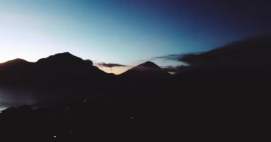 Hava panoramik parlak gündoğumu Batur volkan siluet Bali / hava ile hava Batur volkanın görünümü güzel gündoğumu sırasında Bali, Endonezya