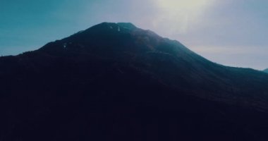 Volkanik kayalık dağ Bali / hava hava görünümünü robot üzerinde mavi gökyüzü arka plan, Endonezya Bali volkanik kayalık dağ manzarası