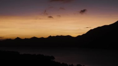 Bali gündoğumu Batur Gölü görünümünü / View Batur Gölü güzel güneş doğarken Bali, Endonezya