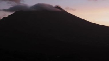 Batur volkan siluet Bali / sinema ile bulutlu gündoğumu sinematik çekim çekim güzel bulutlu gündoğumu sırasında Batur yanardağ Bali, Endonezya