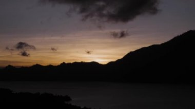 Bali gündoğumu Batur Gölü görünümünü / View Batur Gölü güzel güneş doğarken Bali, Endonezya