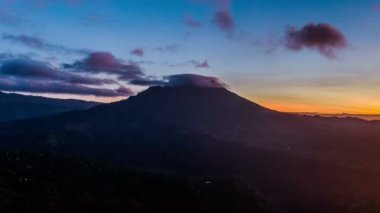Batur volkan siluet Bali ile bulutlu gündoğumu Timelapse sinematik çekim / güzel bulutlu gündoğumu sırasında Batur yanardağ Bali, Endonezya Timelapse sinematik renkli bardak