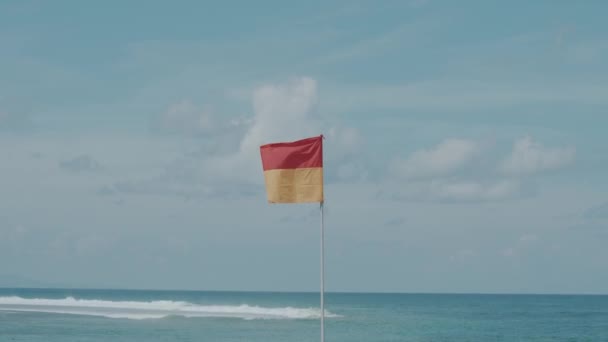海滩上的警告标志蓝色海洋和多云天空背景下暴风雨的海滩上的红色和黄色警告标志 — 图库视频影像