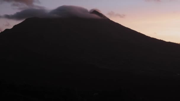 Fotografia Cinematográfica Nascer Sol Nublado Com Silhueta Vulcão Batur Bali — Vídeo de Stock