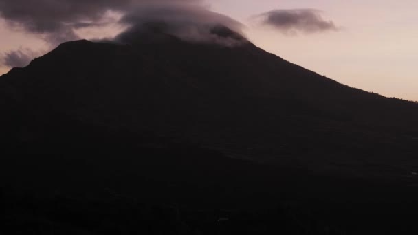 电影拍摄的多云日出与苏黑巴托尔火山剪影在巴厘岛 电影拍摄的苏黑巴托尔火山在美丽的多云日出在巴厘岛 印度尼西亚 — 图库视频影像