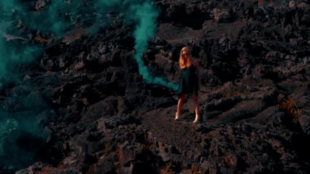 Femme Avec Fumée Colorée Sur Terre Rocheuse Volcanique Femme Avec — Video