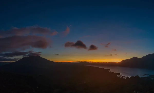 Vista Del Lago Batur Monte Agung Durante Hermoso Amanecer Bali —  Fotos de Stock