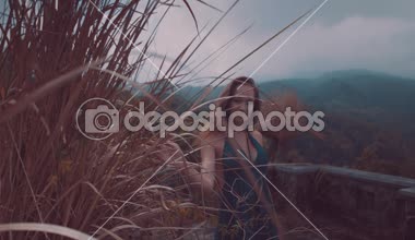 Terk edilmiş bir otel / güzel terasta güzel kadın içinde inanılmaz dağ manzaralı - video ağır çekimde terk edilmiş bir otel teras üzerinde yürüyen kadın