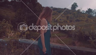 Terk edilmiş bir otel / güzel terasta güzel kadın içinde inanılmaz dağ manzaralı - video ağır çekimde terk edilmiş bir otel teras üzerinde yürüyen kadın