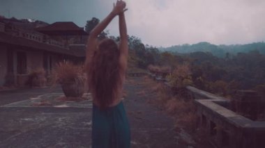 Terk edilmiş bir otel / güzel terasta güzel kadın içinde inanılmaz dağ manzaralı - video ağır çekimde terk edilmiş bir otel teras üzerinde yürüyen kadın