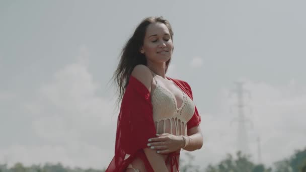 Όμορφη Γυναίκα Ορυζώνες Όμορφη Νεαρή Γυναίκα Κόκκινο Διαφανές Φόρεμα Που — Αρχείο Βίντεο