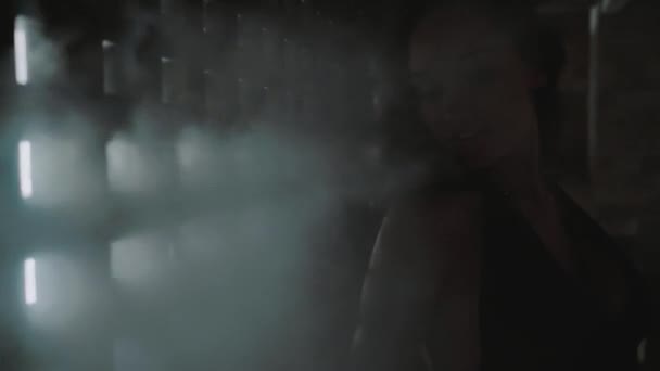 美丽的女人在薄雾 性感的女人摆在一些废弃的建筑烟雾烟雾 视频慢动作 — 图库视频影像