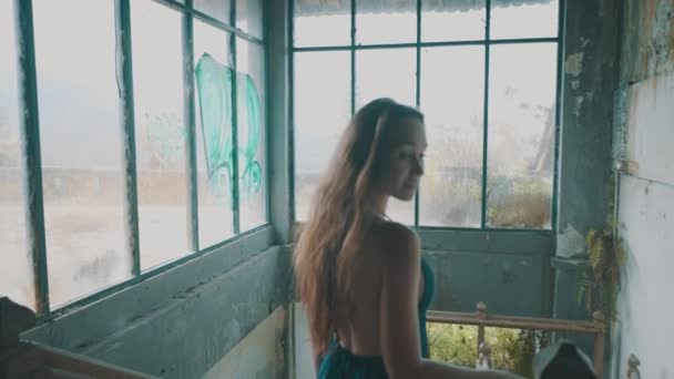 Hermosa Mujer Edificio Abandonado Hermosa Mujer Vestido Caminando Por Las — Vídeos de Stock