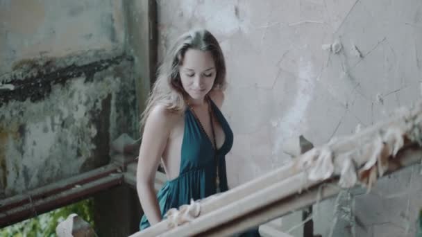 美丽的女人在废弃的建筑 美丽的女人穿着衣服走在废弃建筑的台阶 慢动作视频 — 图库视频影像