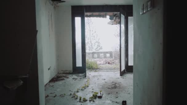 放棄されたホテルのインテリア 部屋と放棄されたホテルのテラスを破壊されました — ストック動画