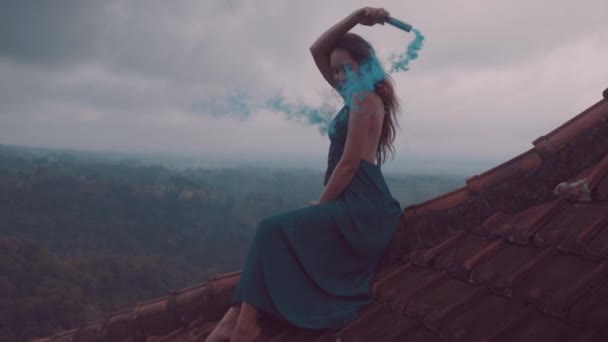 Beautiful Woman Sitting Red House Rooftop Colored Smoke Beautiful Woman — Stock Video