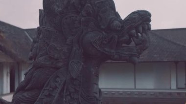 Bali dili heykel stone / heykel Balinese taş. Terk edilmiş bir otel dışında siyah ejder heykeli