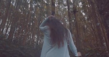 Güzel kadın puslu ormandaki / güzel esmer kadın puslu tropikal dağ orman - ağır çekimde video yürüyüş