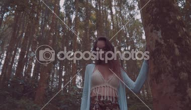 Güzel kadın puslu ormandaki / güzel esmer kadın puslu tropikal dağ orman - ağır çekimde video yürüyüş