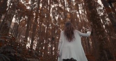 Güzel kadın puslu ormandaki / güzel esmer kadın puslu tropikal dağ orman - ağır çekimde video yürüyüş