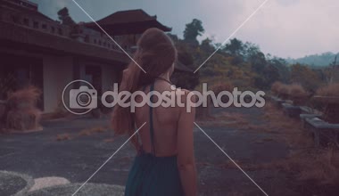 Terk edilmiş bir otel / güzel terasta güzel kadın içinde inanılmaz dağ manzaralı - video ağır çekimde terk edilmiş bir otel teras üzerinde yürüyen kadın