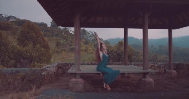 Belle Femme Sur Terrasse Hôtel Abandonné Belle Femme Robe Longue — Video