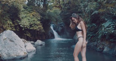 Genç güzel turistik Bali Adası, Endonezya Aling Aling Şelalesi ziyaret etti. Vahşi doğada eğleniyor. Bir yaşam tarzı. Gezi Fotoğrafçılığı