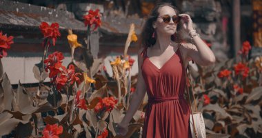 Genç kadın turist Ulun Danu Batur Tapınağı Endonezya, Bali Adası'nda. Manevi ve iyi bilinen bir yer. Yaşam biçimi, seyahat Fotoğrafçılık