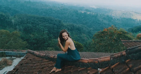 Vista Aérea Del Dron Hermosa Mujer Vestido Azul Largo Sentado — Foto de Stock