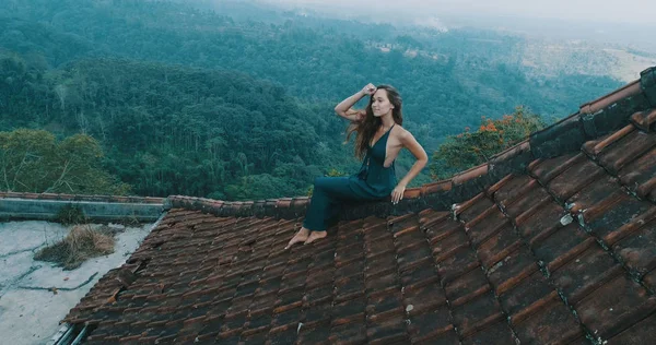 Vista Aérea Drone Mulher Bonita Vestido Azul Longo Sentado Telhado — Fotografia de Stock