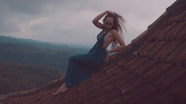 Vista Aérea Del Dron Hermosa Mujer Vestido Azul Largo Sentado —  Fotos de Stock