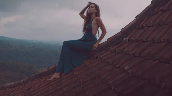 Vista Aérea Drone Mulher Bonita Vestido Azul Longo Sentado Telhado — Fotografia de Stock