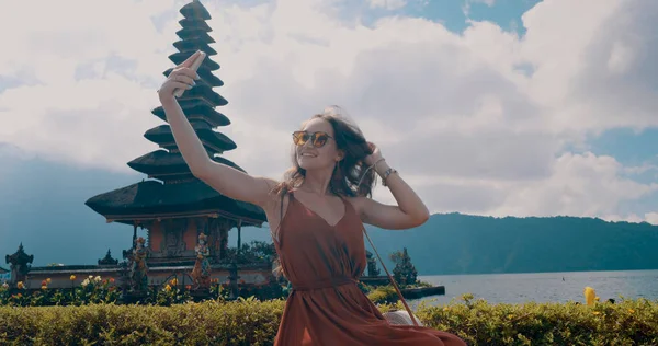 Genç kadın turist Ulun Danu Batur Tapınağı Endonezya, Bali Adası'nda. Manevi ve iyi bilinen bir yer. Yaşam biçimi, seyahat Fotoğrafçılık