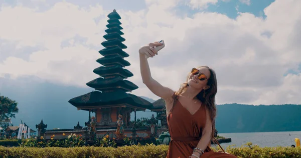 Genç kadın turist Ulun Danu Batur Tapınağı Endonezya, Bali Adası'nda. Manevi ve iyi bilinen bir yer. Yaşam biçimi, seyahat Fotoğrafçılık