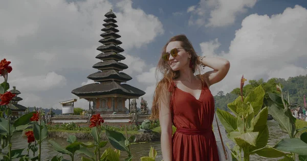 Genç kadın turist Ulun Danu Batur Tapınağı Endonezya, Bali Adası'nda. Manevi ve iyi bilinen bir yer. Yaşam biçimi, seyahat Fotoğrafçılık